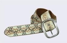 Cinturón de piel grabada estilo vintage