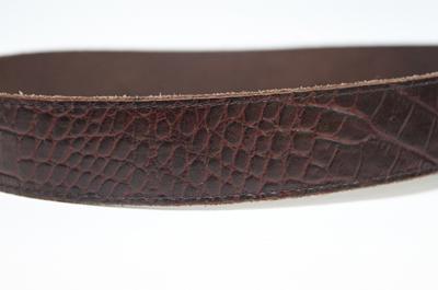 Cinturón de piel grabado
