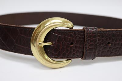 Cinturón de piel grabado