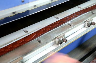 Cinturón de piel grabado