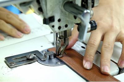 Cinturón de piel grabado