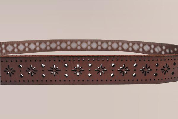 Cinturón de piel troquelado