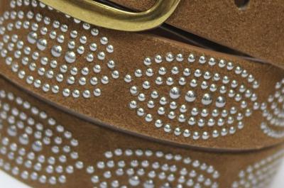 Cinturón de piel con remaches