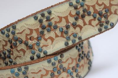 Cinturón de piel con remaches