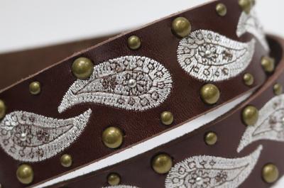 Cinturón de piel con remaches