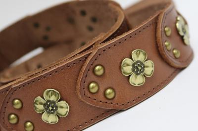 Cinturón de piel con remaches