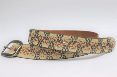 Cinturón de piel con remaches