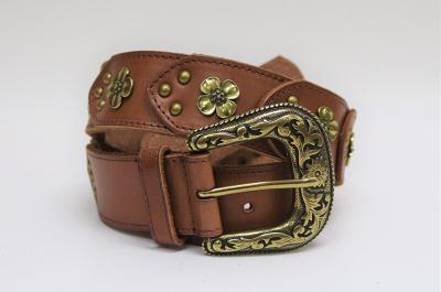 Cinturón de piel con remaches