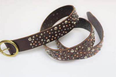 Cinturón de piel con remaches