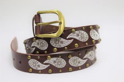 Cinturón de piel con remaches