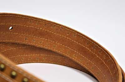 Cinturón de piel con remaches