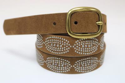 Cinturón de piel con remaches