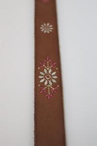 Cinturón de piel bordado