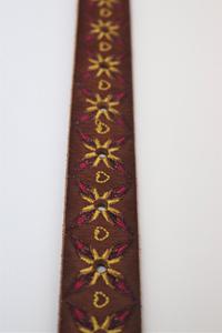 Cinturón de piel bordado