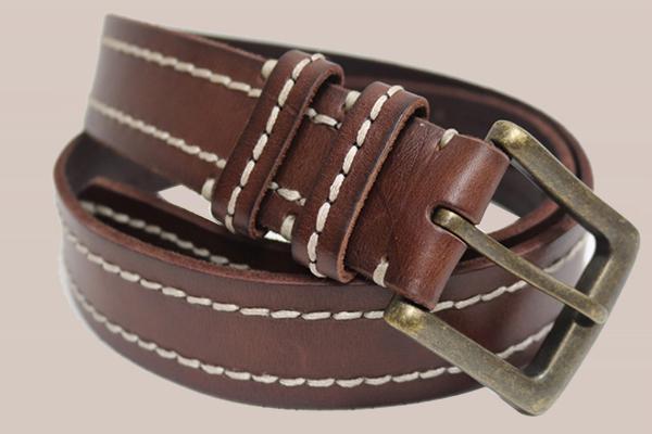 Cinturón de piel cosido