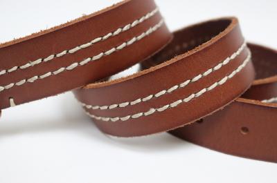 Cinturón de piel cosido