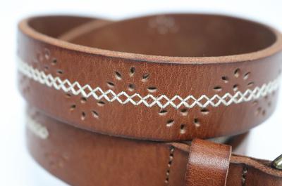 Cinturón de piel cosido