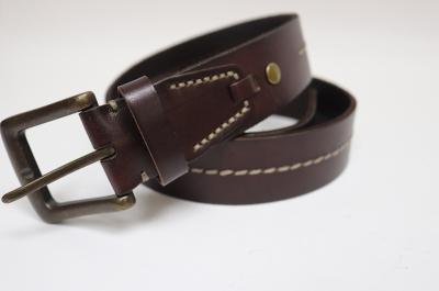 Cinturón de piel cosido