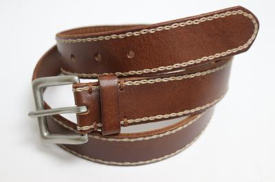 Cinturón de piel cosido