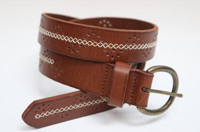 Cinturón de piel cosido