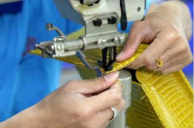 Cinturón de piel grabado